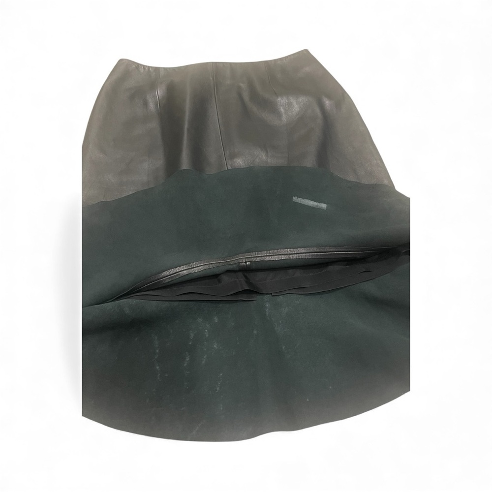 Colette Mordo Elegant Black Midi Skirt with Flared Hem - Picture 4 of 5